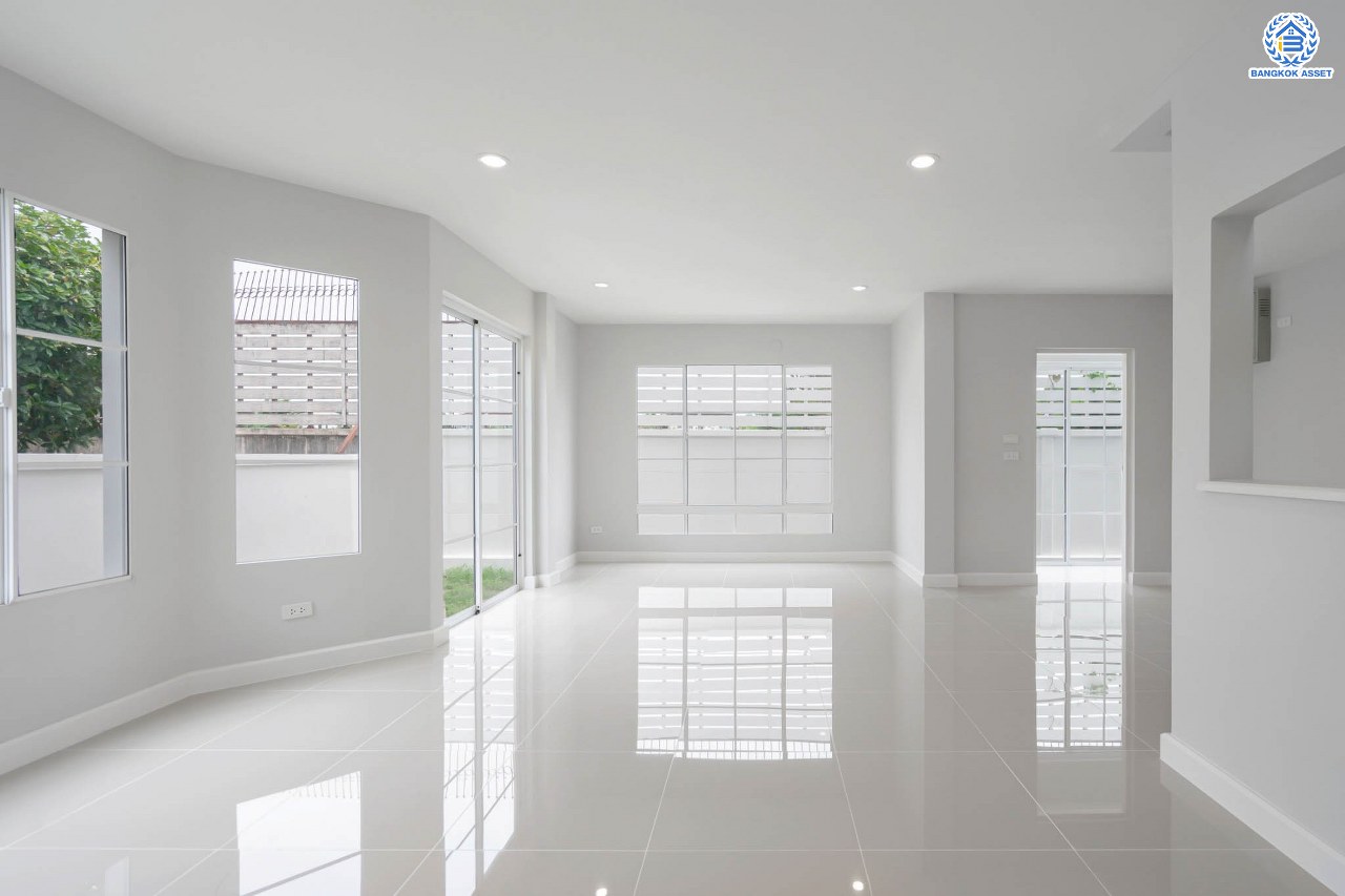 บ้านมือสองตกแต่งใหม่ แบรนด์ LH ม.มัณฑนา ราชพฤกษ์ เนื้อที่ 57.4 ตร.ว. ฟังก์ชัน 3 ห้องนอน 2 ห้องน้ำ จอดรถได้ 2 คัน พร้อมห้องอเนกประสงค์ 1 ห้อง สามารถปรับเปลี่ยนเป็นห้องทำงาน หรือห้องนอนได้ตามความต้องการ Facilities ตอบโจทย์ทุกกิจกรรม! บนทำเลใกล้วงเวียนพระราม5 เซ็นทรัลเวสต์เกต และรถไฟฟ้า "สถานีบางรักน้อยท่าอิฐ"